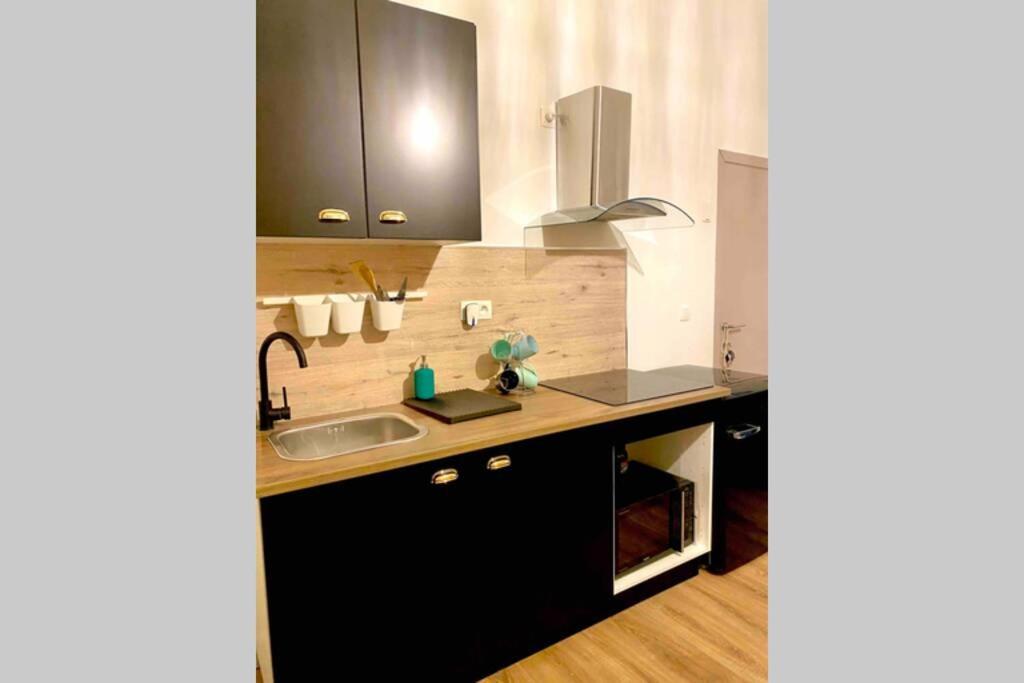 Luxury 1Bedroom Apartment Монс Екстериор снимка